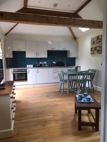 The Little Barn Apartment Lincoln Bagian luar foto