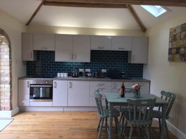 The Little Barn Apartment Lincoln Bagian luar foto